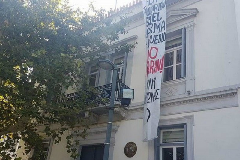 U oktobru je 18 pripadnika grupe okupiralo špansku ambasadu u Atini u znak podrške secesionistima iz Katalonije. Bio je to redak slučaj sa epilogom jer su svi kažnjeni zbog remećenje mira i odbijanje da daju otiske prstiju pre nego što su pušteni.